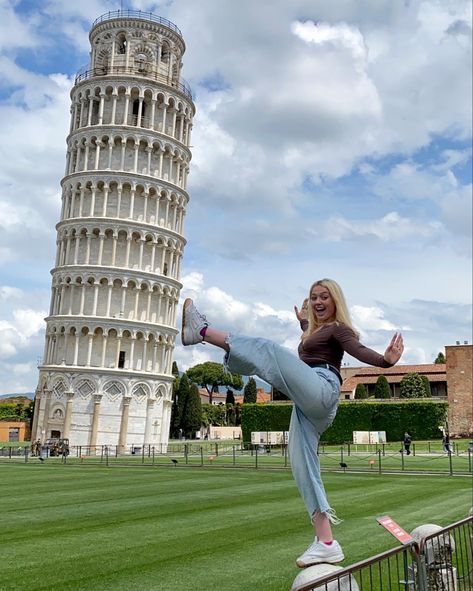 Pisa, Italy, poses, girl poses, Italian Pisa Leaning Tower Pictures, Leaning Tower Of Pisa Outfit, Leaning Tower Of Pisa Poses, Pisa Outfits, Florence Poses Photo Ideas, Tower Of Pisa Poses, Pisa Picture Ideas, Piza Italy, Leaning Tower Of Pisa Pose