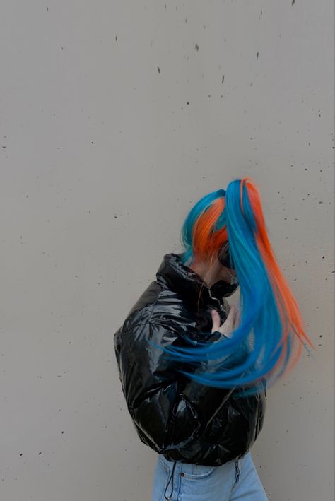 Crazy Hair Dye Ideas, Blue Orange Hair, Crazy Hair Color Ideas, Orange And Blue Hair, Blue And Orange Hair, Creative Hair Color Ideas, Crazy Hair Colors, Half And Half Hair, Split Dyed Hair