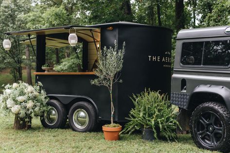 Mobile Bar Trailer, Mobile Bartender, Foodtrucks Ideas, Horsebox Bar, Bartender Set, Mobile Bar Cart, Bar Trailer, Coffee Food Truck, Mobile Cocktail Bar