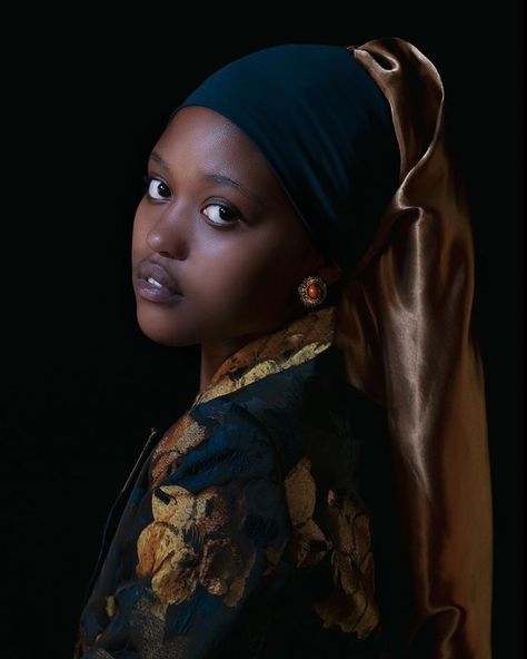 Kanaiza on Instagram: “Girl With a Pearl Earring ✨ ✨. ✨. Re-imagined by self taught photographer Kirsi Mutshipule. Inspired by Jan Vermeer’ painting 🖼 ✨. ✨. 📸 […” Poc Dark Academia, Black Academia, Vermeer Paintings, Girl With Pearl Earring, Black Royalty, Dark Academia Aesthetic, Afro Art, African Beauty, Black Women Art