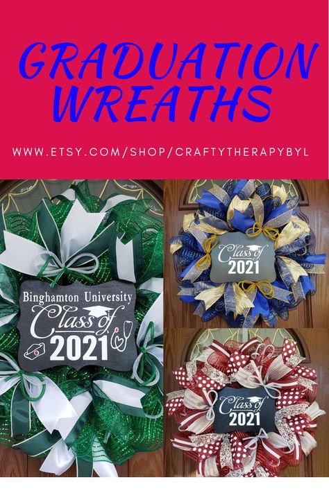 Graduation Wreaths For Front Door, Highschool Party, Decoration Graduation Party, School Sports Theme, Graduation Wreath, School Wreaths, Graduation Party Diy, Senior Graduation, Graduation Diy