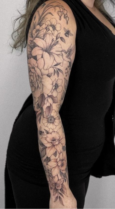 Blackwork Floral Tattoo, Half Sleeve Tattoo Upper Arm, Blackwork Floral, Cowgirl Tattoos, Full Tattoo, Feminine Tattoo Sleeves, Beautiful Flower Tattoos, Shoulder Arm Tattoos, Floral Tattoo Sleeve