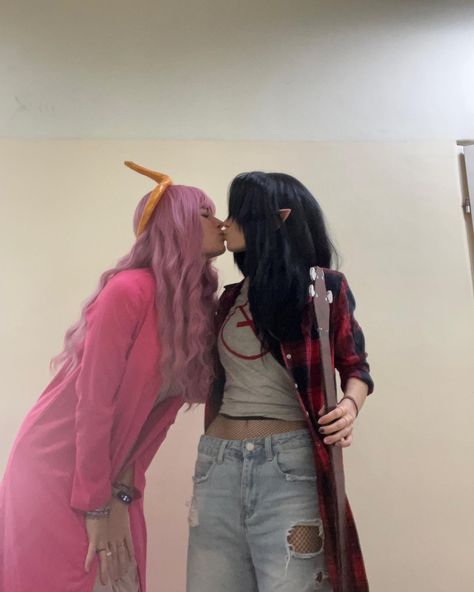 Advrnture time Pb And Marceline Cosplay, Couples Duo Costumes, Pb And Marceline Costume, Ideas For Costumes For Women, Easy But Cool Halloween Costumes, Scary Costumes Halloween, Bubble Gum And Marceline Costume, Marceline And Princess Bubblegum Halloween Costume, Princess Bubblegum And Marceline Cosplay