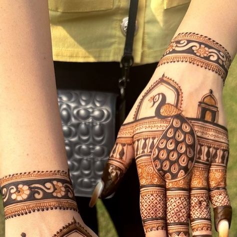 Neha Chauhan on Instagram: "Simple peacock mehndi design 🦚" Pecock Model Mehandi, Peacock Mehndi, Peacock Mehndi Designs, Mehedi Design, Startup Design, Circle Mehndi, Circle Mehndi Designs, Peacock Design, Mehndi Designs For Hands