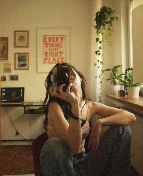 Laying On The Floor Aesthetic, Marianne Sheridan, Daughter Aesthetic, Fotocamere Vintage, Apartment Vibes, Fotografi Vintage, Shotting Photo, 사진 촬영 포즈, Photographie Inspo