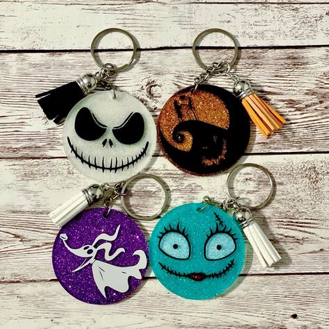 Cricut Items To Sell Craft Fairs, Acrylic Disc Keychains, Marvel Keychain Diy, Christmas Acrylic Keychain Ideas, Diy Glitter Keychain, Nightmare Before Christmas Keychain, Cricket Keychain Ideas, Halloween Keychains Diy, Acrylic Blank Ideas