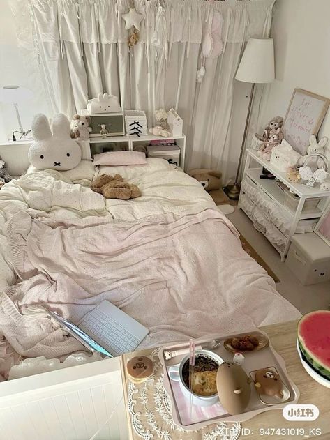 Room Bedroom Aesthetic, Bedroom Preppy, Dream Bedroom Inspiration, Seashell Beach, Dream Apartment Decor, Room Redesign, Girly Room, Dream House Rooms, Cozy Room Decor