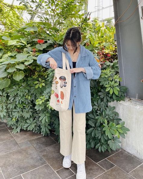 Yumeka ☮️🍄 on Instagram: "the zoo :) #ootd #outfitoftheday #outfit #fashioninspo #outfitinspo #pinterestinspired #discoverunder20k #totebag" Outfit Zoo Date, Outfit For Zoo Trip, Day At The Zoo Outfit, Zoo Trip Outfit, Zoo Day Outfit, Tote Bag Ootd, Ootd Totebag, Outfit Totebag, Zoo Outfit Ideas