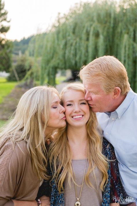 Adult Family Poses, Olympia Washington, Family Portrait Poses, Logan Utah, Outdoor Family Photos, Family Picture Poses, Mother Daughter Photography, Photography Poses Family, Family Photo Pose