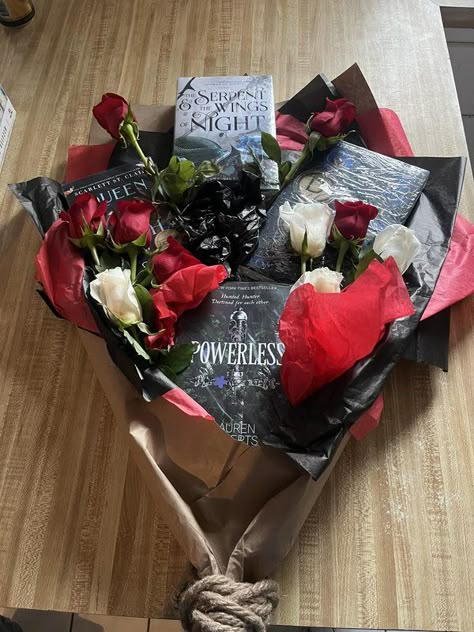 Fantasy and Paranormal Romance Book Lovers💖 | Made my friend a book bouquet for her birthday and it came out so cute | Facebook Book Boquet Aesthetic, Book And Flower Bouquet, How To Make A Book Bouquet, Book Bouquet Diy Gift, Presents For Best Friends Christmas, Book Bouquet Aesthetic, Book Bouquet Diy, Book Present Gift Ideas, Books Bouquet