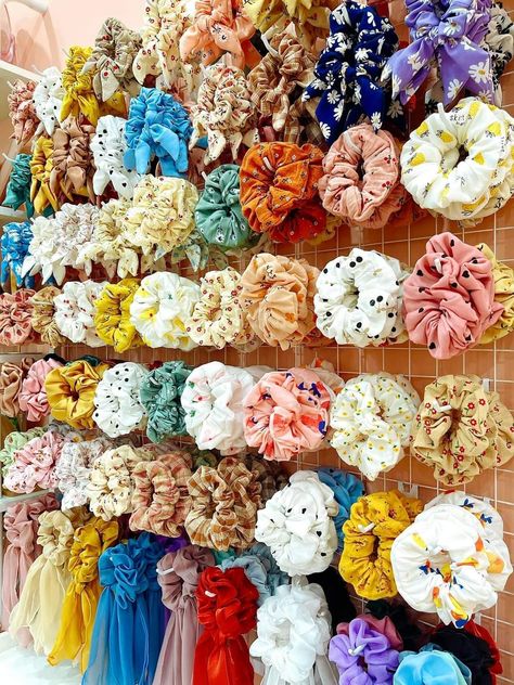 Hair Accessories Business Ideas, Scrunchie Vendor Display, Hair Accessories Display, Craft Fair Booth Display, Crochet Store, Diy Gifts To Sell, Craft Market Display, Fancy Shop, Diy Hair Scrunchies