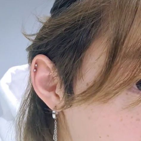 Felix Helix Piercing, Skz Ear Piercings, Felix Double Helix Piercing, Helix Piercings Ideas, Skz Piercings, Felix Ear Piercing, Felix Piercing, Kpop Ear Piercings, Kids Ear Piercing