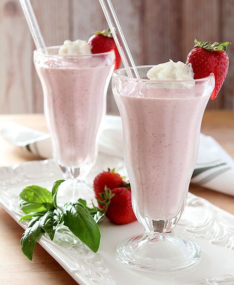 Nolet’s Strawberry Milkshake Strawberry Banana Milkshake Recipe, Chocolate Covered Strawberry Milkshake, Strawberry Milkshake Photography, Boozy Strawberry Milkshake, Milkshake Recipe Strawberry, Strawberry Gin, Fresh Fruit Smoothies, Boozy Milkshake, Almond Smoothie