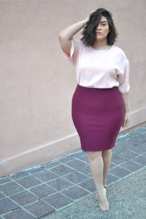 Pink and Burgundy Nadia Aboulhosn, Pink And Burgundy, Burgundy Colour, Plus Size Looks, Burgundy Skirt, Lifestyle Content, Curve Fashion, Pink Crop Top, Moda Plus