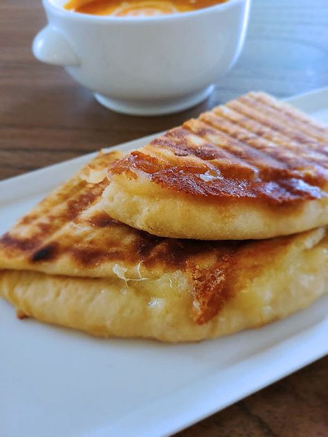 Naan Bread Sandwich, Naan Grilled Cheese, Naan Bread Appetizer Ideas, Naan Bread Ideas, Cheesy Garlic Naan, Naan Sandwich, Chutney Sandwich, Naan Pizza Recipes, Cheese Naan