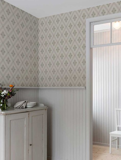 Duro Tapeter - Gammaldags tapet - Astrid Guld/Beige Swedish Wallpaper, Swedish Cottage, Cheap Wallpaper, Classic Wallpaper, Tudor Rose, Girl Bedroom Designs, Popular Wallpaper, Scandinavian Home, Blue Wallpapers