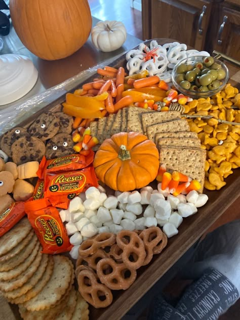 Sweet And Salty Halloween Charcuterie Board, Halloween Food Trays Ideas, Fall Themed Charcuterie Board Kids, Sharcudery Board Halloween, Halloween Charcuterie Board Aesthetic, Halloween Cuterie Board, Fall Halloween Charcuterie Board, Halloween Treat Board Ideas, Pumpkin Spice Charcuterie Board