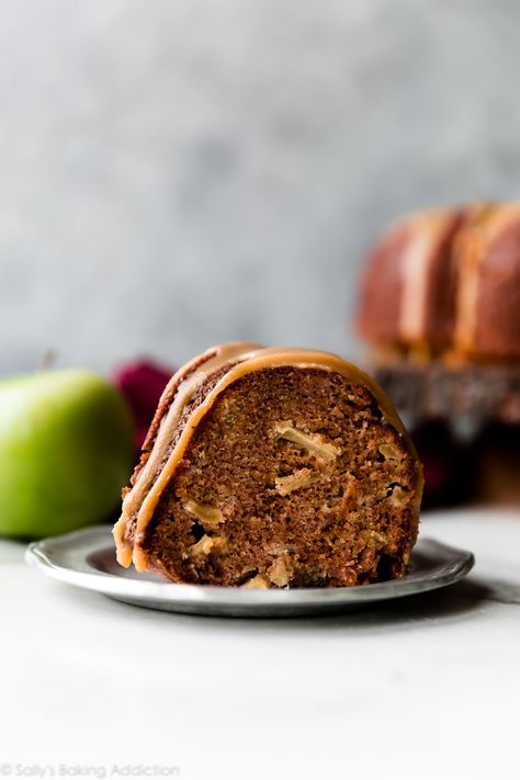 This deliciously moist and spiced apple bundt cake is smothered in a buttery brown sugar glaze! Recipe on sallysbakingaddiction.com Sugar Glaze Recipe, Impressive Thanksgiving Desserts, Pasteles Halloween, Apple Cakes, Apple Bundt Cake, Apple Desserts Easy, Almond Toffee, Apple Glaze, Brown Sugar Glaze