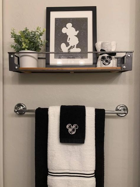 Mickey Mouse Bedroom Ideas For Adults, Mickey And Minnie Bathroom, Mickey Mouse Bathroom Ideas, Disney Bathroom Ideas For Adults, Disney Bathroom Ideas, Disney Inspired Rooms, Disney Toilet, Mickey Bathroom, Mickey Mouse Bathroom