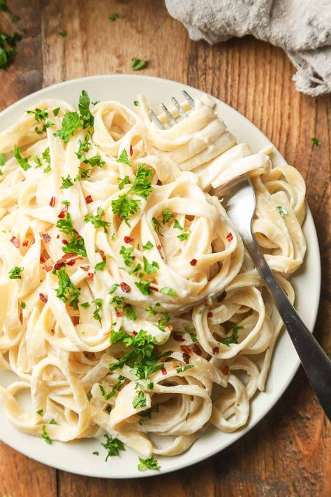 Fettuccine Alfredo Sauce Recipe, Vegan Fettuccine, Fettuccine Alfredo Sauce, Vegan Fettuccine Alfredo, Wine Pasta, Vegan Alfredo, Pasta Recipes Alfredo, Fettuccine Alfredo Recipes, Easy Pasta Dinner