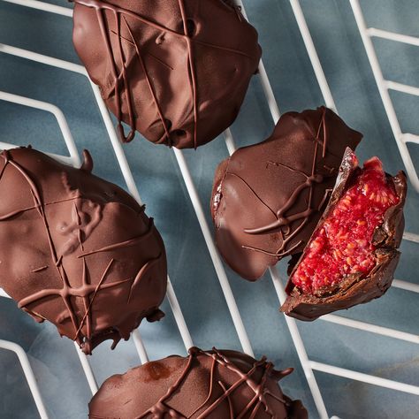 Raspberry-Jam Bites Will Forever Change Your Snack Game Jam Bites, High Fiber Snacks, Fiber Snacks, Chocolate Crackles, Easy Breakfast Brunch, Healthy Candy, Eating Well Recipes, Dessert Smoothie, Game Snacks