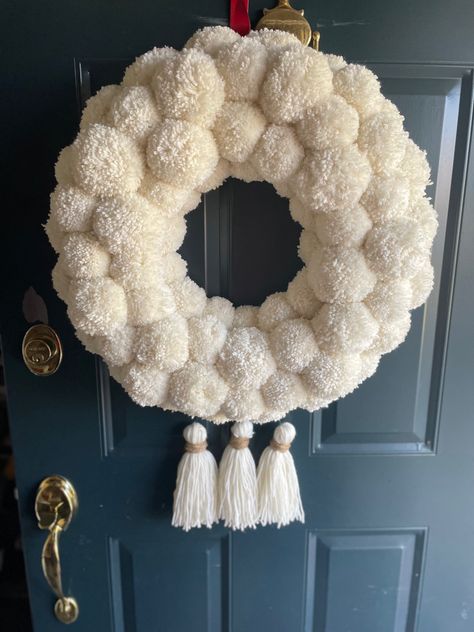 Pompom Wreath Christmas, Pinterest Christmas Crafts, White Christmas Decorations, Black Christmas Decorations, Pom Wreath, Pom Pom Wreath, Pom Pom Crafts, Xmas Wreaths, Boho Christmas