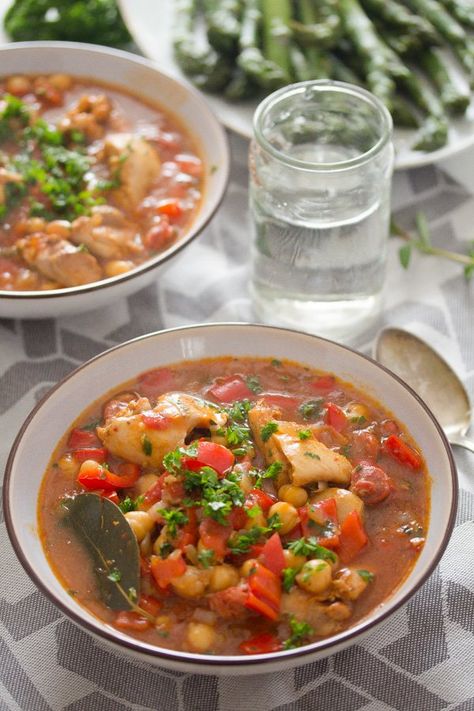 Spanish chicken and chorizo stew with chickpeas, peppers and tomatoes, a spicy stew easy to make and always delicious! #whereismyspoon #chickenandchorizostew #spanishchickenandchorizostew #chickenandchorizo #spanishstew #spanishchickenstew Spanish Chicken Stew, Spanish Chicken And Chorizo, Spanish Chicken Recipes, Spanish Stew, Chorizo Stew, Stew Easy, Chicken And Chorizo, Spicy Stew, Kung Pao Chicken Recipe