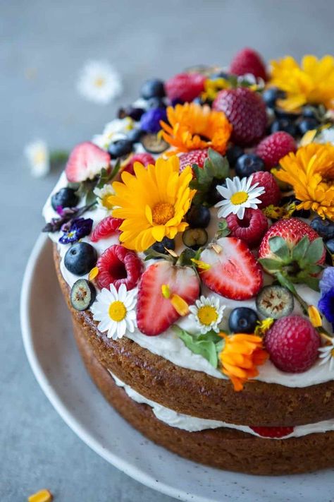 Recipes With Coconut Cream, Vegan Vanilla Cake, Cake With Coconut, Vegan Birthday Cake, Chewy Bread, Light Cakes, Vegan Cake Recipes, Sugar Free Vegan, Baking Cakes