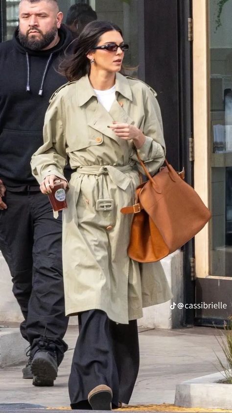 Kendall Jenner Trench Coat, White Raincoat Outfit, Shades Of Brown Aesthetic, Green Trench Coat Outfit, Brown Trench Coat Outfit, Trench Coat Street Style, Kendall Jenner Hailey, Boston Usa, Adidas Sambas