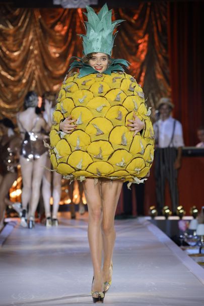 Halloween Costume Inspiration: Spring/Summer 2017 Catwalks | British Vogue Diy Fashion Runway, Fashion Runway Stage, Pineapple Halloween, Runway Stage, Candy Costume, Pineapple Costume, Fruit Costumes, Food Costumes, Pineapple Dress