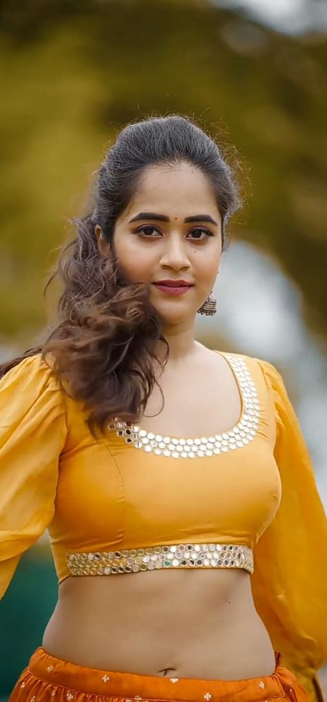 Deepthi sunaina navel Simple Saree Blouse Designs, Deepthi Sunaina, Beautiful Photoshoot, Beautiful Dresses For Women, Actress Pics, Actress Photos, Actresses, Skirt