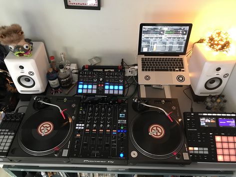 Maschine Mk3, Dj Table, Dj Controller, Computer Desk Setup, Home Studio Setup, Music Software, Dj Setup, Internet Radio Station, Dream Music