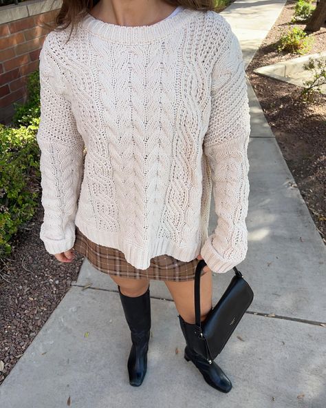 It’s finally cold enough to wear sweaters in Arizona!! 🤍🫶🏼 My favorite easy fall outfit combo when I don’t know what to wear: •Big chunky sweater •Mini skirt •Knee High Boots #outfitinspo #fallfashion #miniskirt #kneehighboots #chunkysweater #arizona #pinterestaesthetic Mini Skirt Knee High Boots, Feather Sweater, Thanksgiving Fit, Sweater Mini Skirt, Thanksgiving Outfit Women, Thanksgiving Dress, Pumpkin Patch Outfit, Simple Fall Outfits, First Day Of School Outfit