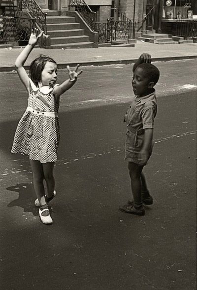 Dancin' in the street  Helen Levitt    1913-2009 Helen Levitt, Vintage Foto's, Walker Evans, Jitterbug, Henri Cartier Bresson, Dance Like No One Is Watching, Swing Dancing, Gandalf, Jive