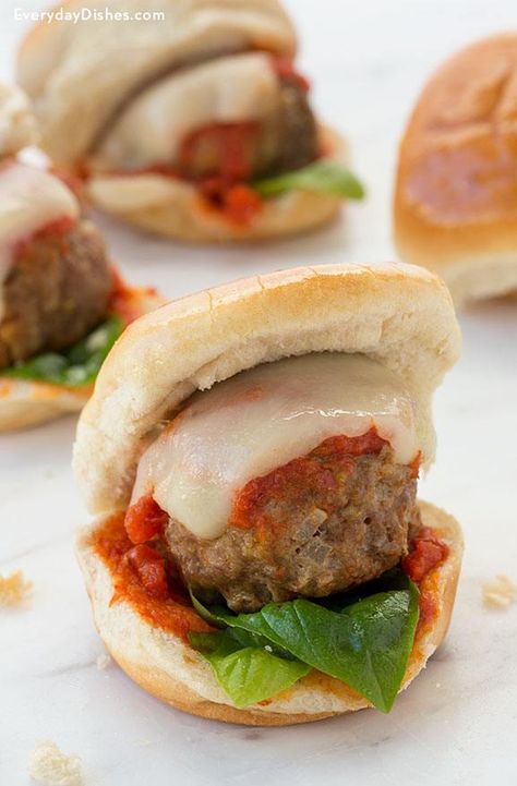 Meatball Sliders Recipes, Horderves Appetizers, Meatball Sliders, Cocktail Appetizers, Slider Buns, Slider Recipes, Pizza Rolls, Dinner Appetizers, Caprese Salad