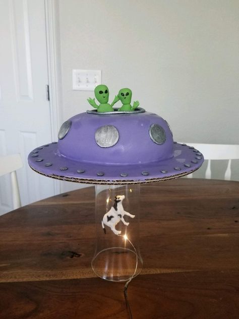 Out of this world cake abducting a Cow!! Alien Cake Ideas, Halloween Buffet Food, Kepler 22b, Alien Cake, Pastry Decoration, World Cake, Halloween Buffet, Space Christmas, Alien Party