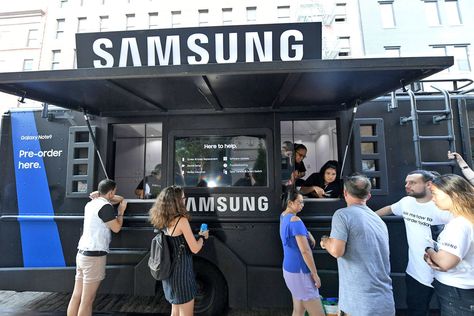 Samsung will open three real stores in the US February 20th Ios Music, Samsung Store, Gaming Lounge, Samsung S9, Garden City, Microsoft Excel, Pop Up Shops, Cool Things To Buy, This Is Us