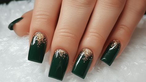 Christmas Ombre Nails Winter, Gold Tip Nails, Matte Green Nails, Beautiful Acrylic Nails, Emerald Green Nails, Christmas Acrylic Nails, Nails Painted, Dark Green Nails, Gold Glitter Nails