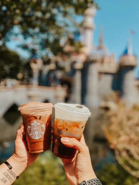 Disneyland Coffee, Disneyland Starbucks, Disney Princess Challenge, Disney Starbucks, Coffee Day, Disney Princess Wallpaper, Girl Dad, Disney Castle, Disney Tattoos