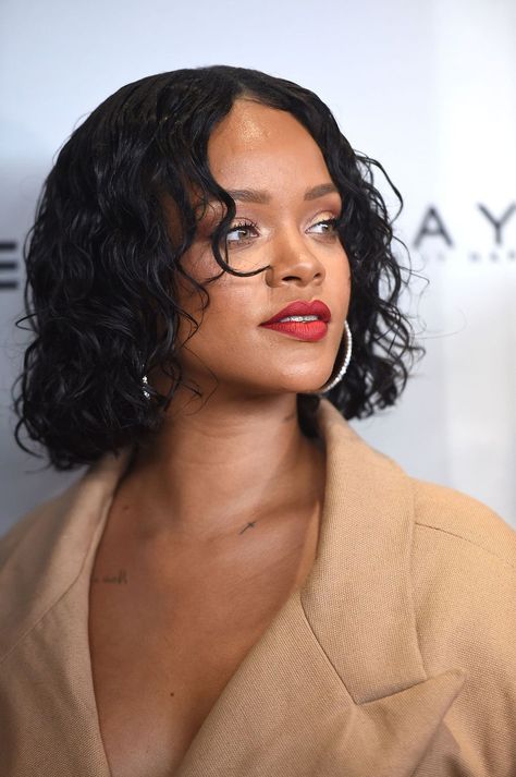 Medium Wavy Hairstyles, Rihanna Short Hair, Rihanna Hairstyles, Best Bobs, Rihanna Looks, Wavy Hairstyles Medium, Wavy Hairstyles, Hair Icon, Side Swept