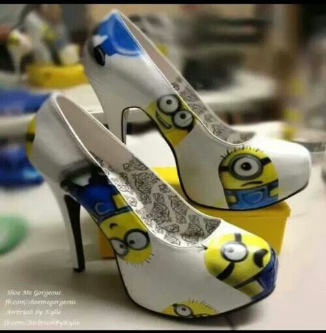 Olhem só isso !!Que lindo esse sapato dos Minions!!! Minion Wedding, Minion Shoes, Minion Humour, Minions Love, Cute Minions, Minions Despicable Me, Minions Funny, Despicable Me, Yellow And Blue