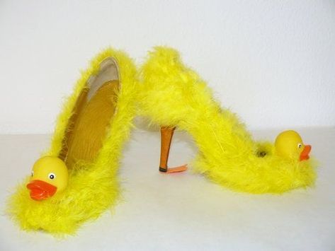 Chicken Shoes, Crazy Duck, Carnaval Diy, Muses Shoes, Funny Shoes, Diy Sneakers, Ugly Shoes, Fantastic Shoes, Rubber Ducks