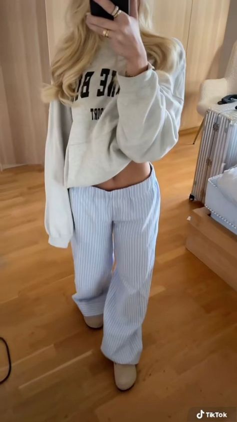 Comfterble Outfits, Stockhome Outfits, Comfy Girl Aesthetic, Cute Comfy Clothes, Chica Chola, Latina Outfits, Look Legging, Skandinavian Fashion, Stockholm Style