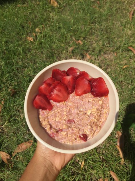 Strawberry Oatmeal Aesthetic, Oatmeal Aesthetic, Oatmeal Strawberry, Pink Oatmeal, Strawberry Food, Strawberry Oatmeal, Oatmeal Bowls, Food Breakfast, Healthy Eating Habits