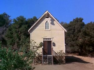 Of course this is the first one room school house that I was ever introduced too as a child watching the show "Little House On The Prairie." Walnut Grove Minnesota, Caroline Ingalls, Ingalls Family, Prairie School, Country School, Old School House, Famous Houses, Walnut Grove, Lo Mein