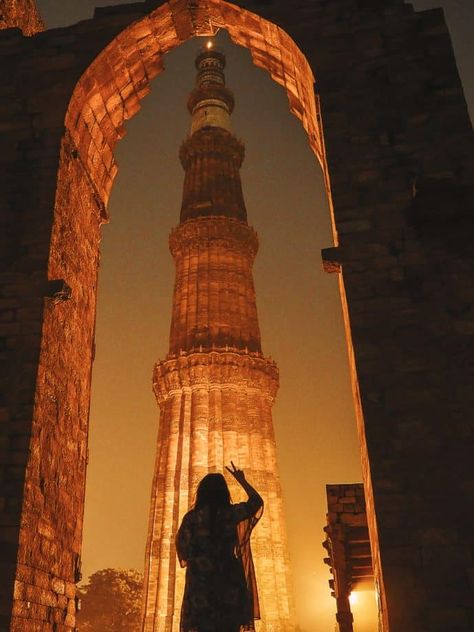 Photoshoot In Historical Place, Pose For Historical Place, Qutub Minar Photoshoot, Qutub Minar Photography Poses, Delhi Photography Poses, Qutub Minar Aesthetic, Qutub Minar Photography, Delhi Photoshoot, Monuments Photography