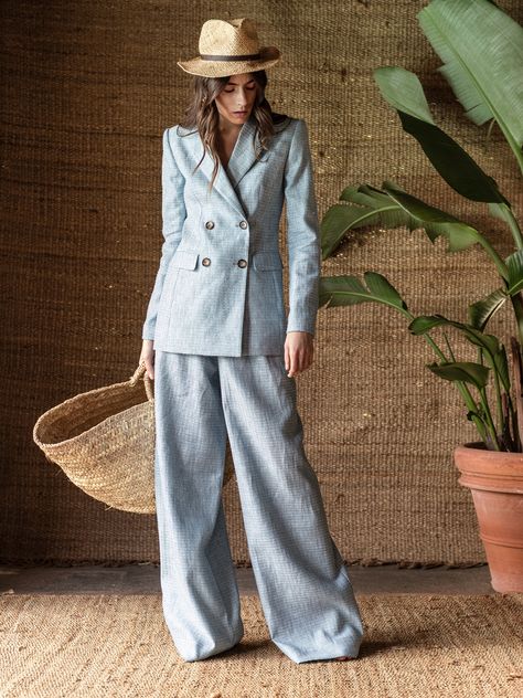 Dimitri Spring/Summer 2020 Lookbook #bydimitri #dimitri #madeinitaly #summer20 #summercollection #springcollection #ss20 #fashion #collection #womenswear #suit Linen Coats Women, Casual Chic Wedding, Linen Suits Women, Linen Style Fashion, Smart Casual Women, Royal Clothing, Shirt Dress Summer, Look Formal, Linen Dress Women