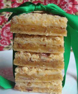 Cake Mix Cream Cheese Squares - Take a shortcut with your dessert recipes... these cream cheese squares taste every bit as delicious as if they were made completely from scratch! Cream Cheese Squares, Cheese Squares, Cheese Bar, Cheese Dessert, Crumb Topping, Chocolate Chocolate, Think Food, Cake Mix Recipes, Cheesecake Bars