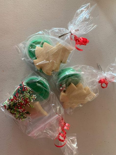 Christmas Cookie Goodie Bags, Sugar Cookie Kits For Kids, Cookie Decorating Party Favors, Christmas School Goodie Bags, Christmas Kids Goodie Bags, Classroom Christmas Party Food Ideas, Cookie Kits Christmas, School Christmas Shop Ideas, Aesthetic Cookie Packaging