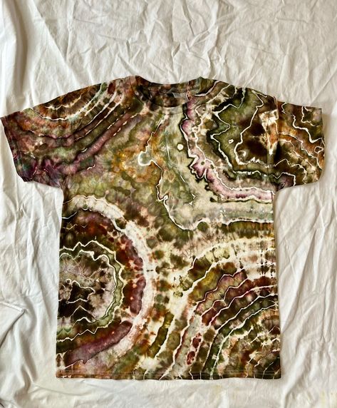 THIS is by far my best shirt (in my opinion) The color combination used with the geode pattern effect just works so well together it's insane!  Beautiful earthy geode tie dye shirt handcrafted using unique color blends.   *100%  cotton for a soft feel and comfortable fit. I also carry COMFORT COLORS t shirts as another option    *Each shirt is unique and are made to order, which means there will be color and pattern variations.   *Shirts are made to order and typically take 3-4 weeks of processing time, before shipping. (in inches) S M L XL 2XL 3XL 4XL 5XL Body Length 28 29 30 31 32 33 34 35 Sleeve Length 15 ⅝ 17 18 ½ 20 21 ½ 22 ⅞ 24 ¼ 25 ⅜ Full Body Length 28 29 30 31 32 33 34 35 Body Width 18 20 22 24 26 28 30 32  *Please contact me if you have any questions, I usually respond within a f Mens Tie Dye, Geode Pattern, Geode Tie Dye, Boho Chic Clothing, Dye Techniques, Diy Tie, Hippie Clothes, Batik Shirt, Mens Tie